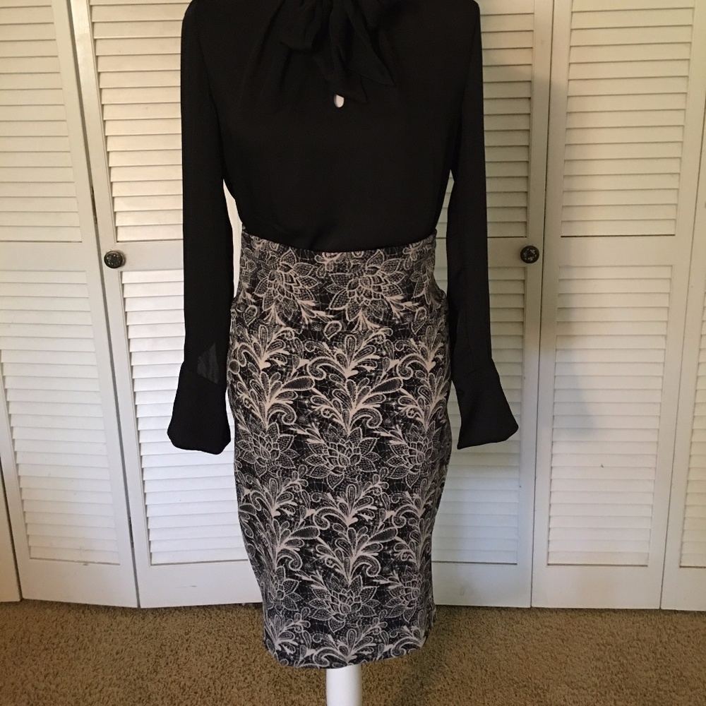 LuLaRoe Black and Cream Floral Design Size S Cassie Skirt